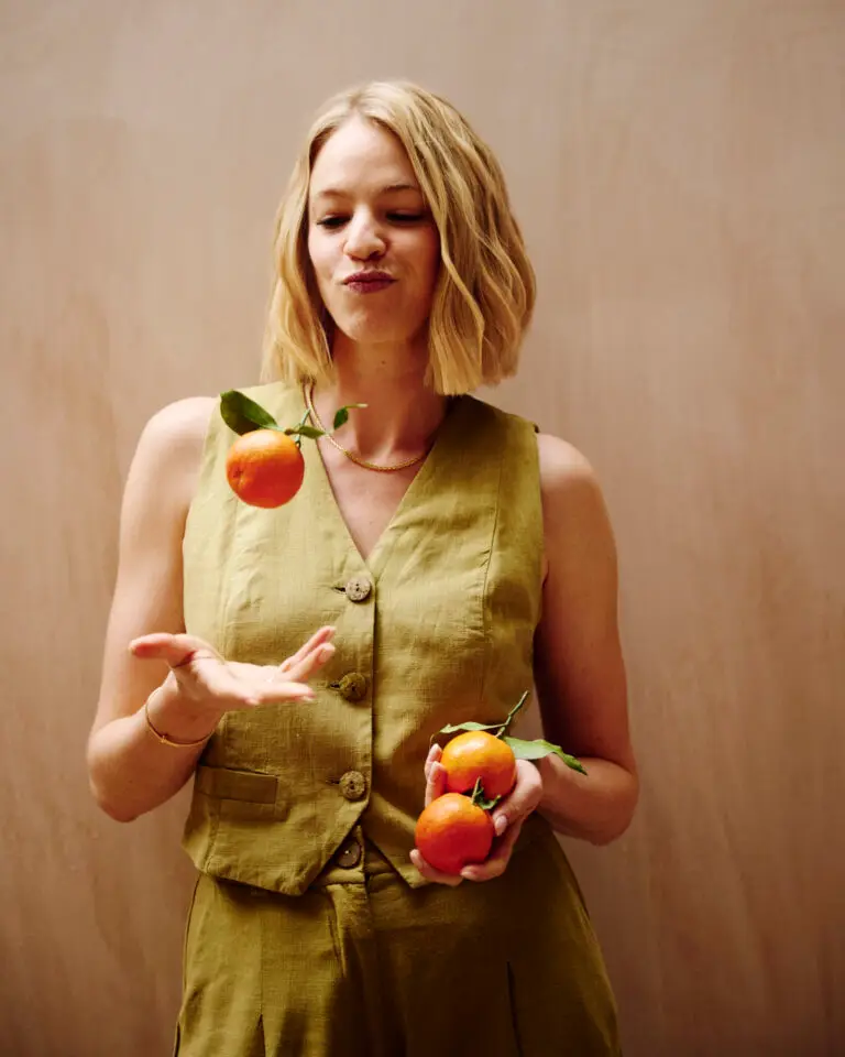 Third Sister's Clementine Vaughan juggling three clementines